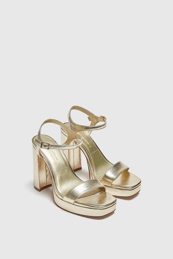 11 espectaculares sandalias de tacón (low cost) que alargan las piernas y van a elevar tus looks de invitada esta temporada