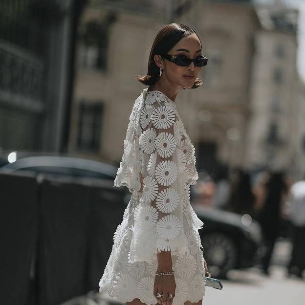 Dos blusas con bordados que no puedes dejar escapar en las rebajas de Zara porque son bonitas y favorecedoras