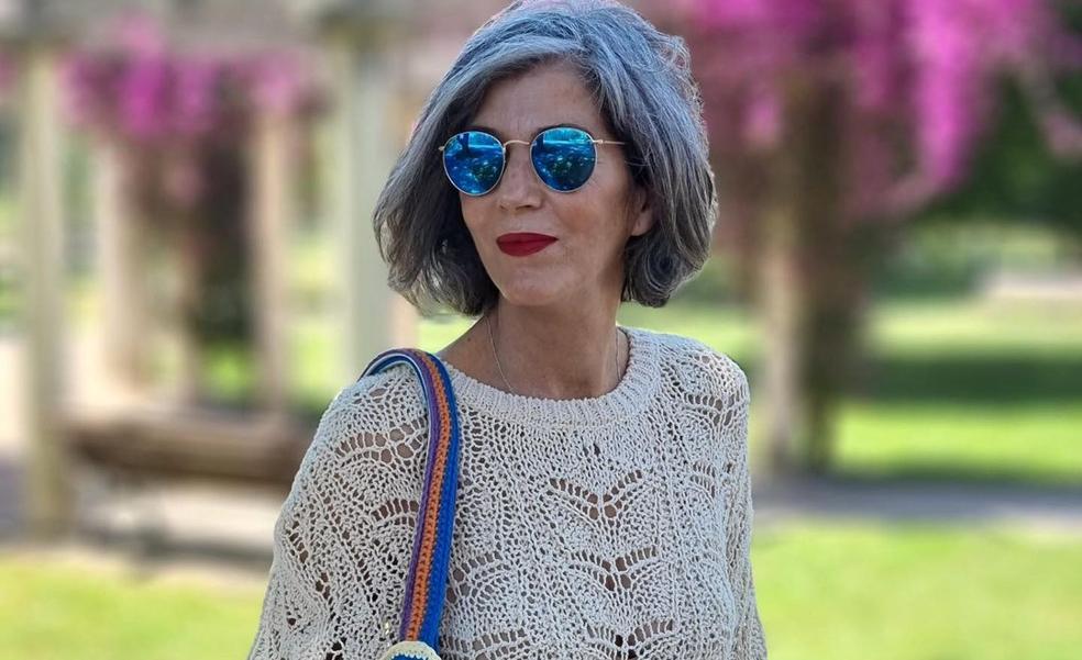 El look de crochet baratísimo que rejuvenece a los 50: conjunto de falda y top de Zara y bolso de Pull&Bear