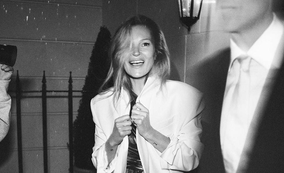 El vestido con brillos más elegante de Zara que ya sabemos que sienta de maravilla gracias a Kate Moss