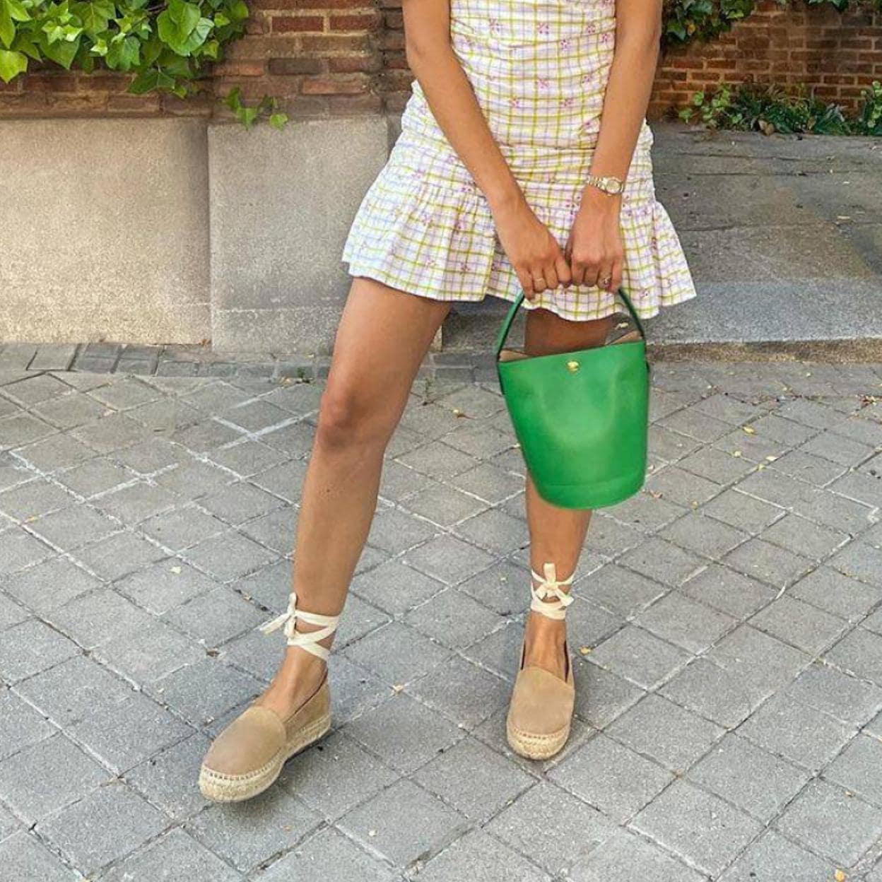 Pincha en la foto para ver 11 espectaculares sandalias de tacón (low cost) que alargan las piernas y van a elevar tus looks de invitada esta temporada/Instagram: @anamchef8_