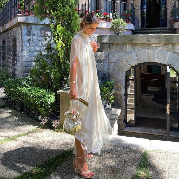 El vestido midi básico de Mango que aman las francesas porque es cómodo, muy ponible y tiene un escote en la espalda precioso