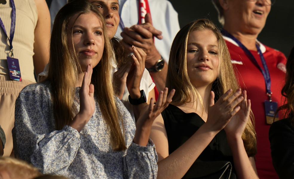 La princesa Leonor estrena unos pantalones rosas que puedes comprar en Zara: el look barato, cómodo y ponible que ha llevado al fútbol