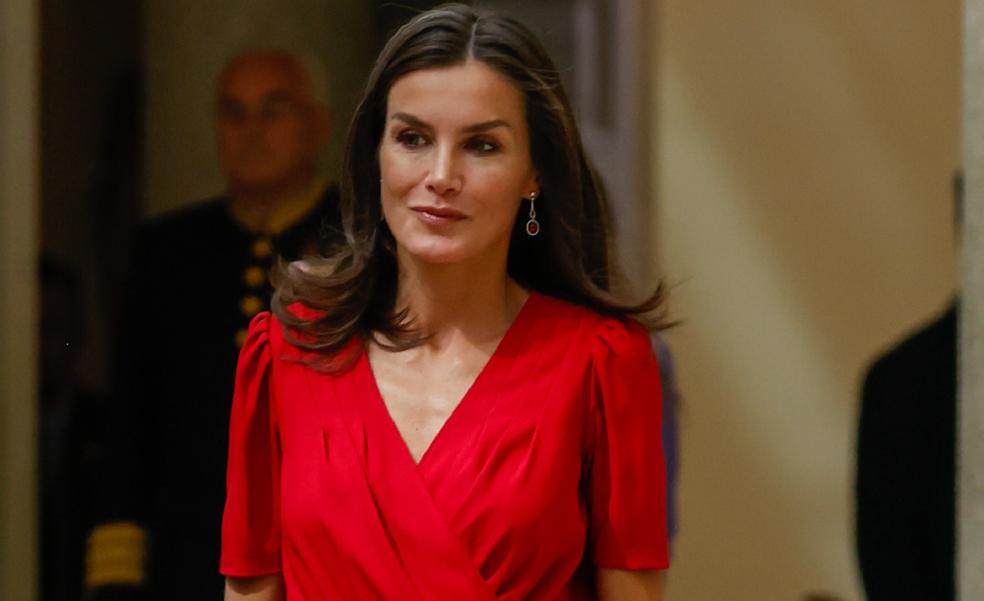 El espectacular vestido rojo con truco de la reina Letizia que estiliza, rejuvenece y hemos encontrado en Mango muy barato