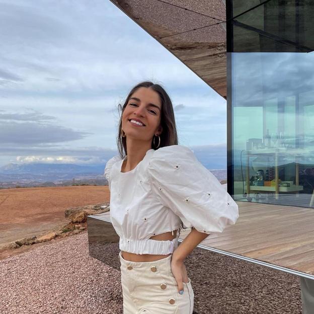 Las blusas con bordados de 10 euros de Zara que mejor quedan con shorts y están a punto de agotarse