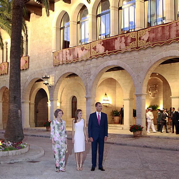 Los reyes Felipe y Letizia con la reina Sofía en una recepción en Marivent.