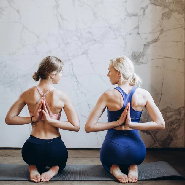 Por qué es bueno para la espalda hacer yoga por las mañanas