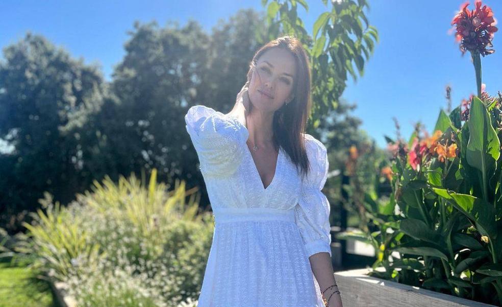 Copia el look con el que Helen Lindes ha triunfado en Instagram: un precioso vestido blanco (made in Spain) que sienta de maravilla