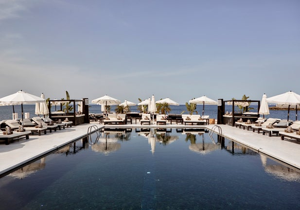 Mucho más que chiringuitos: 6 'beach clubs' de lujo para un día de playa perfecto