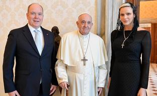 Tensión en el Vaticano: Charlène aprovecha la visita al papa Francisco para marcar de nuevo distancias con Carolina de Mónaco