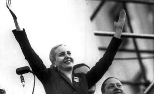 Eva Perón, la actriz argentina de orígenes humildes que se convirtió en primera dama e icono de todo un país