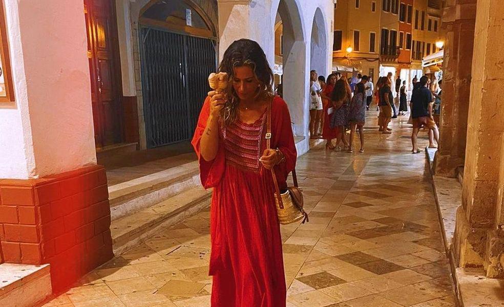 Un maxi vestido de color rojo: el look que vas a querer copiar este verano porque es muy cómodo y potencia muchísimo el bronceado