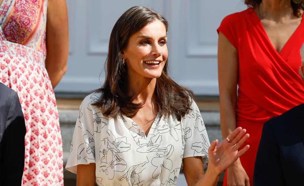 La reina Letizia estrena el vestido de verano que más favorece: silueta que sienta bien, estampado original y color que resalta el moreno