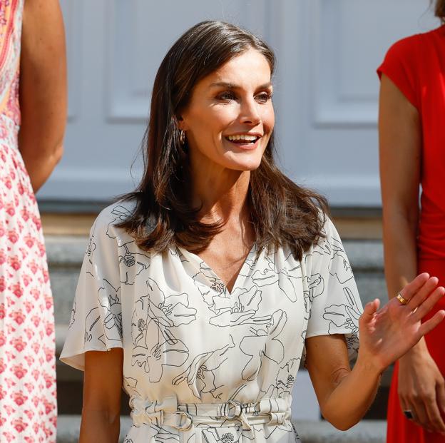 La reina Letizia estrena el vestido de verano que más favorece: silueta que sienta bien, estampado original y color que resalta el moreno