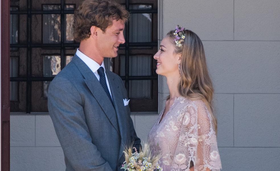 Así fue la atípica boda civil de Beatrice Borromeo y Pierre Casiraghi: con petanca, perritos calientes, sin Charlène y bajo la atenta mirada de Carolina de Mónaco