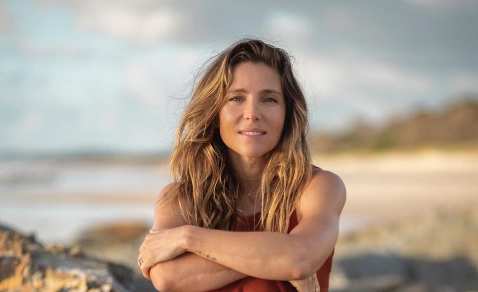 El look cómodo favorito de Elsa Pataky en su cumpleaños: conjunto de top corto y falda midi de punto cómodo, fresquito y rejuvenecedor