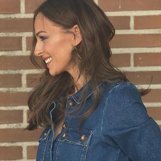 Eva González tiene el vestido rojo más favorecedor: midi, plisado, barato, rebajado y que queda de lujo con sandalias de cuña