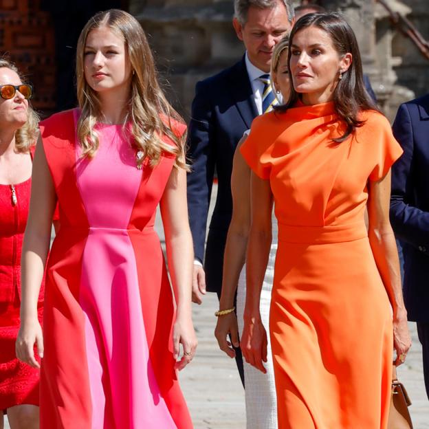 El vestido de la infanta Leonor que la convierte en una mini Letizia (y el look a juego con su padre de la infanta Sofía) en Santiago de Compostela