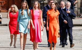 Letizia reaparece de naranja en la ofrenda al Apóstol Santiago: el vestido midi más ligero que rejuvenece después de los 50 y favorece a todas