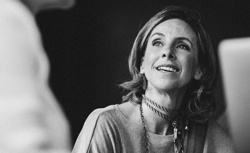 Charo Casteres, la diseñadora de joyas personalizadas que revolucionan las emociones