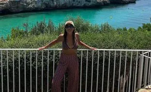 Copia el look veraniego de Nuria Roca que triunfa en Instagram: un pantalón estampado con un biquini a juego