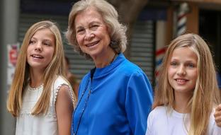 Se acabó la soledad de la reina Sofía en Mallorca: ya está en Marivent (el palacio que le recuerda a Tatoi) disfrutando del verano con las infantas Elena y Cristina, y casi todos sus nietos