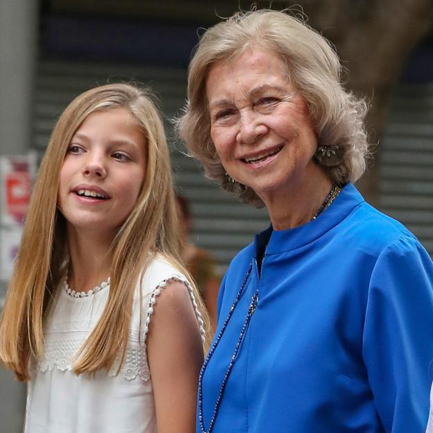 Se acabó la soledad de la reina Sofía en Mallorca: ya está en Marivent (el palacio que le recuerda a Tatoi) disfrutando del verano con las infantas Elena y Cristina, y casi todos sus nietos