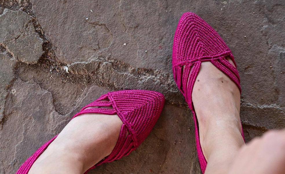 Zapatos planos de rafia, el calzado cómodo y versátil que rejuvenece a los 50 y combina con todos tus conjuntos de verano