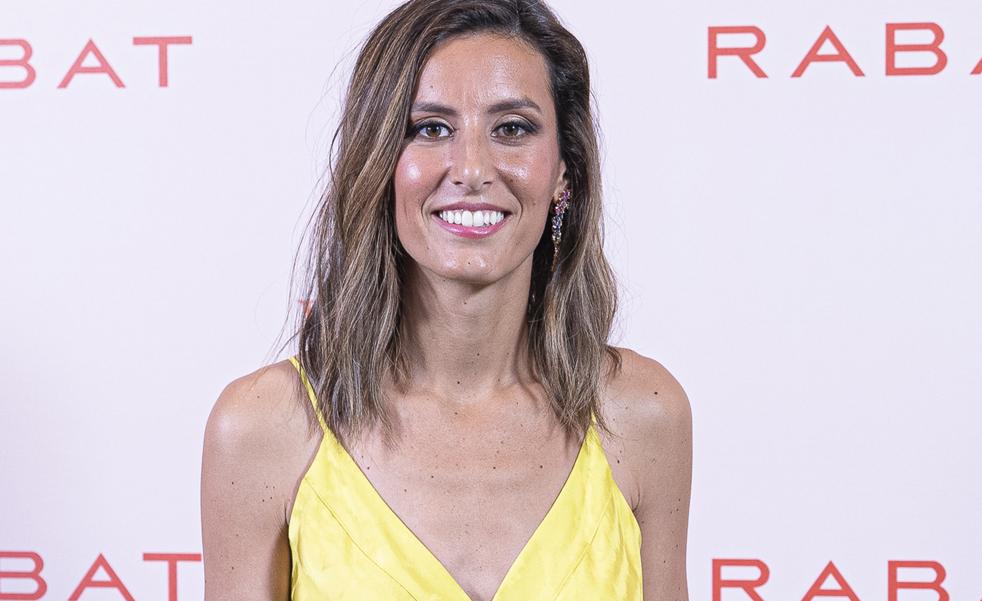 Amamos el look de invitada made in Spain de Ana Boyer con vestido midi y un bolso que le ha copiado a Tana Rivera