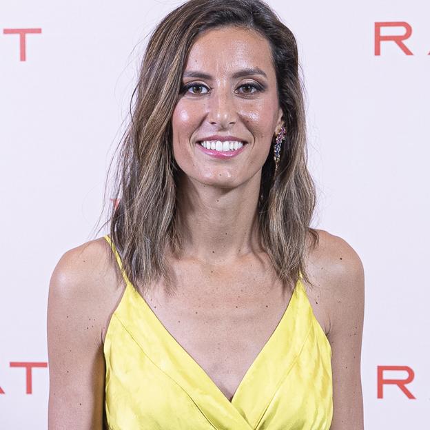 Amamos el look de invitada made in Spain de Ana Boyer con vestido midi y un bolso que le ha copiado a Tana Rivera