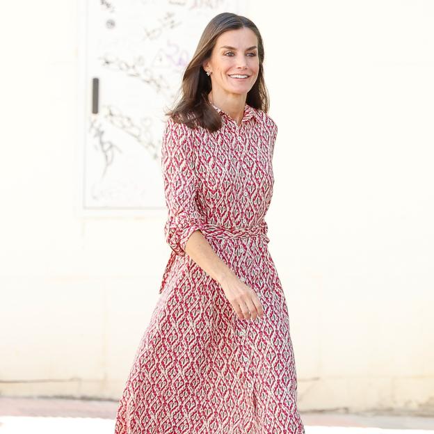 Tenemos baratísimas y rebajadísimas las alpargatas de cuña más elegantes de la reina Letizia