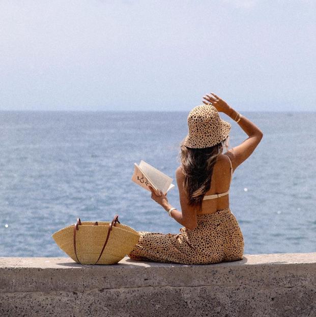 Estos son los seis libros más entretenidos para leer sin complejos este verano