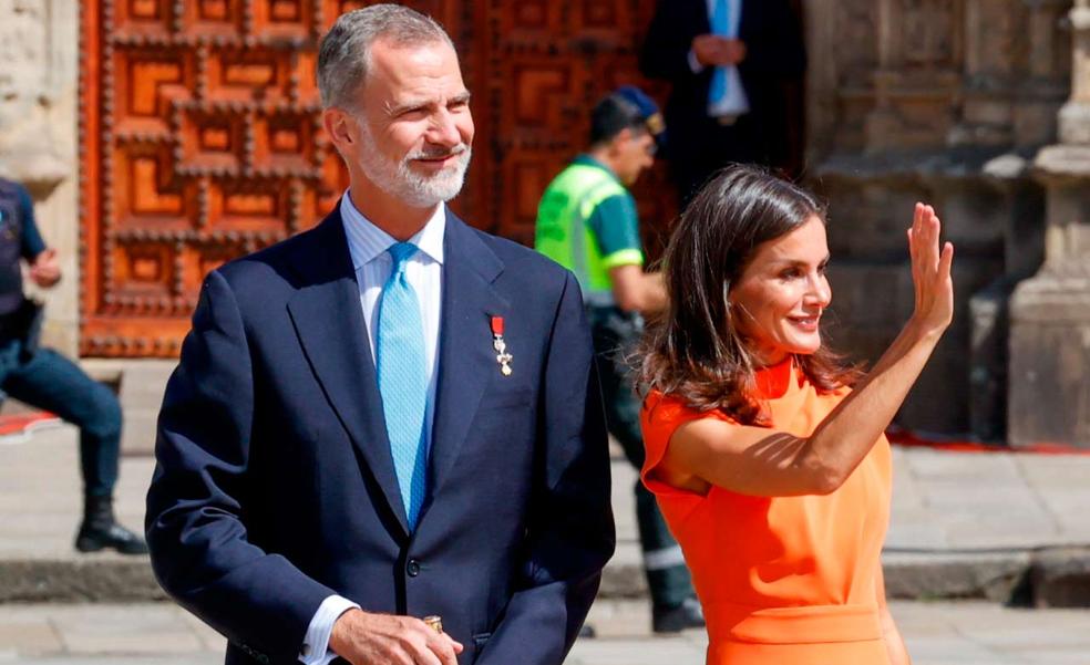 El vestido naranja de 9 euros de Zara que podría llevar la reina Letizia y sigue disponible solo en algunas tiendas