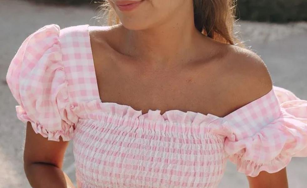 Fichamos el vestido de cuadros vichy más favorecedor y fresquito del verano y aún está disponible