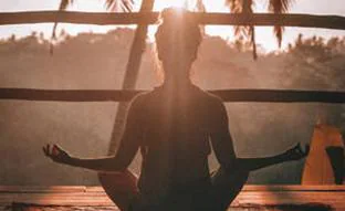 Por qué deberías hacer yoga por la mañana a partir de los 50: activa el metabolismo, tonifica la musculatura y te ayuda a controlar la glucosa y el estrés