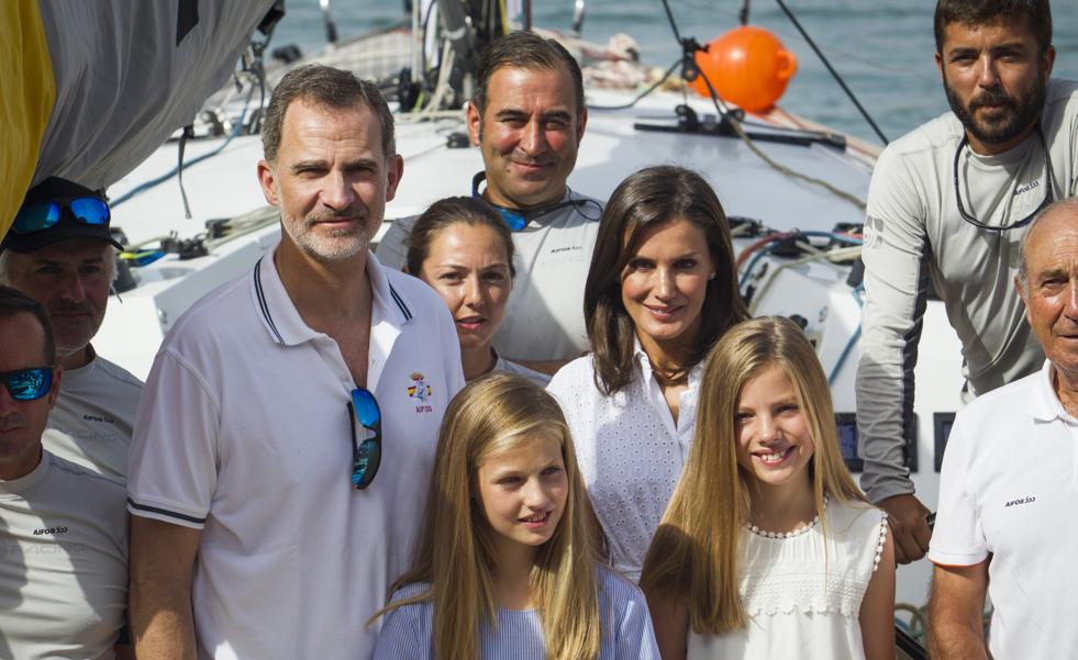 Quiénes forman el secreto círculo de amigos de la reina Letizia y Felipe VI cuando están en Mallorca: un músico, dos militares y un navegante