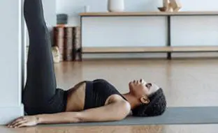 Viparita Karani, la postura de yoga para piernas cansadas que también estiliza la cintura con el menor esfuerzo