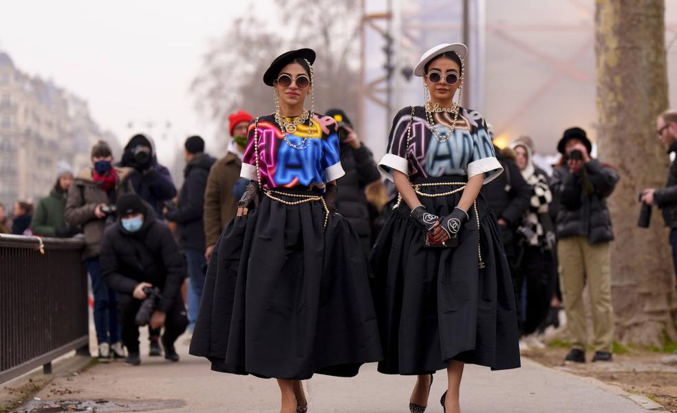 Dos blusas estampadas de Zara que llevarás sin parar porque rejuvenecen tus looks a los 40