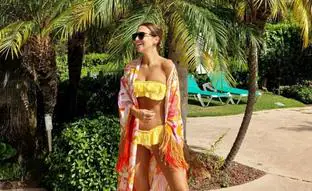 Esta influencer ha arrasado en Instagram con el look playero más estiloso del verano: un kimono estampado made in Spain bonito, práctico y súper favorecedor que hemos copiado por menos de 20 euros