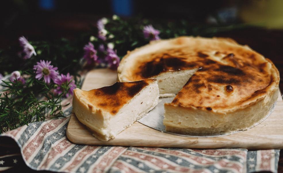 Disfruta de la tarta de queso sin remordimientos con esta receta saludable que no engorda porque apenas calorías