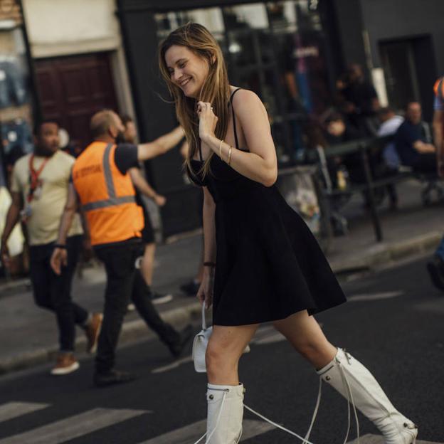 Los vestidos (baratísimos) de H&M con los que triunfarás en las noches de verano son negros, cortos y de tirantes