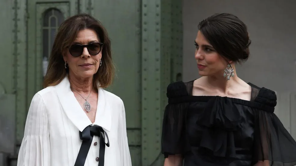 Carlota Casiraghi demuestra, a los 36 años, que sigue al pie de la letra los consejos de estilo de su madre, Carolina de Mónaco (y le roba sus looks más icónicos)