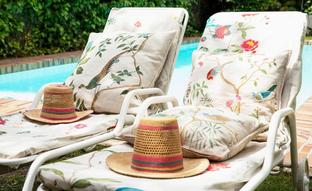 Los textiles con los estampados artesanos más espectaculares para una casa de verano a todo color