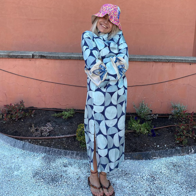 La original blusa de Eugenia Martínez de Irujo que ha llevado con pantalones verdes en un look muy rejuvenecedor