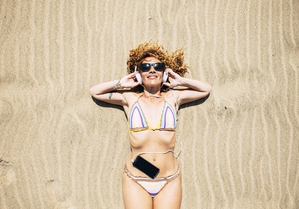 Del 'true crime' al humor ácido: 7 'podcasts' para llevarte a la playa