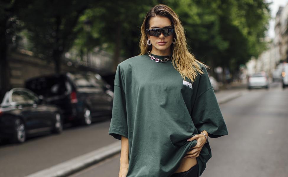 Este vestido de 13 euros de Sfera que queda bien con zapatillas es el look cómodo más ponible del verano