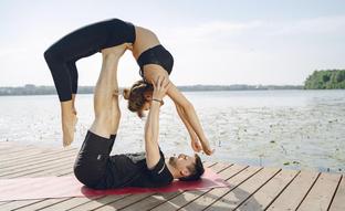 Posturas de yoga para hacer en pareja: cómo fortalecer los músculos, acelerar el metabolismo, tonificar la figura y adelgazar