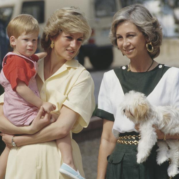 Quién era la mejor vestida de Marivent en los 80: las fotos de la guerra de estilo entre la reina Sofía y Diana de Gales