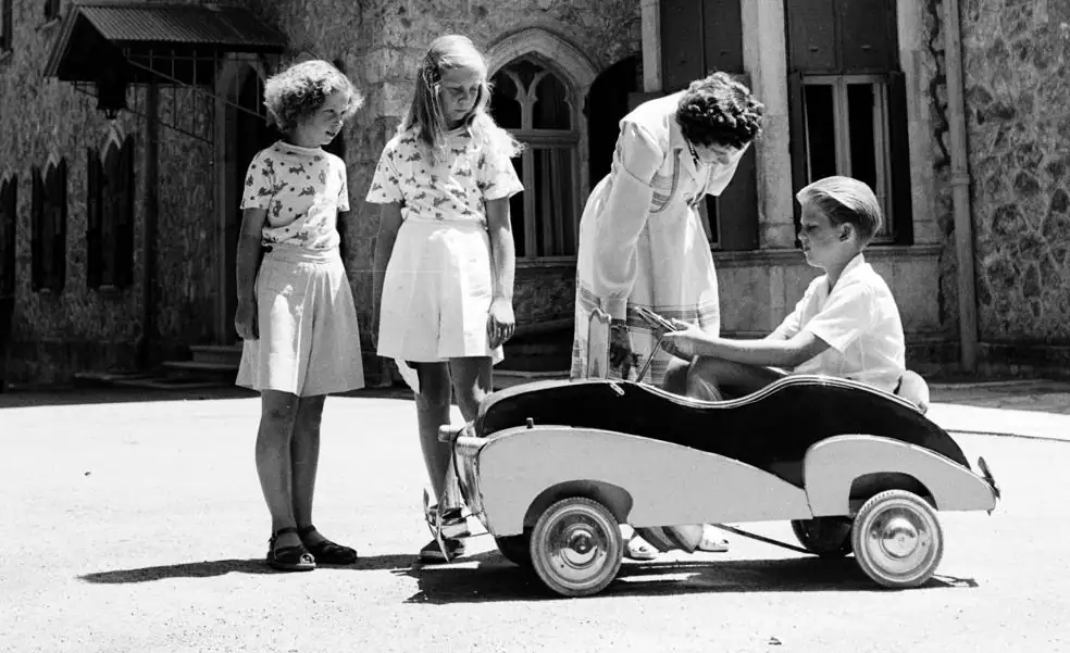 Los tristes veranos de la infancia de la reina Sofía: sin el cariño de su madre, pero con la complicidad de Irene y Constantino (y enamorada del palacio de Tatoi)