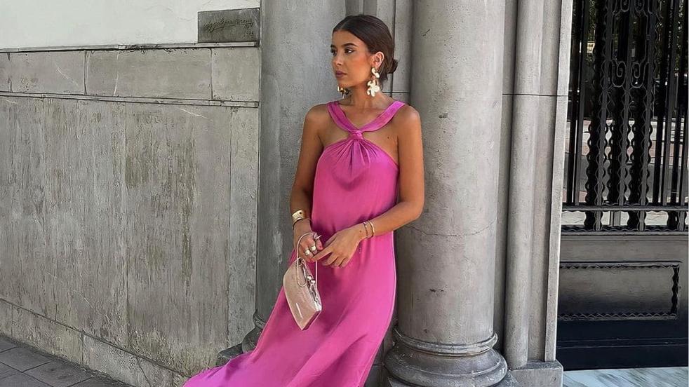 Los vestidos con escote cruzado (que rejuvenecen y hacen más delgada) que necesitas para ser una invitada ideal, según las influencers